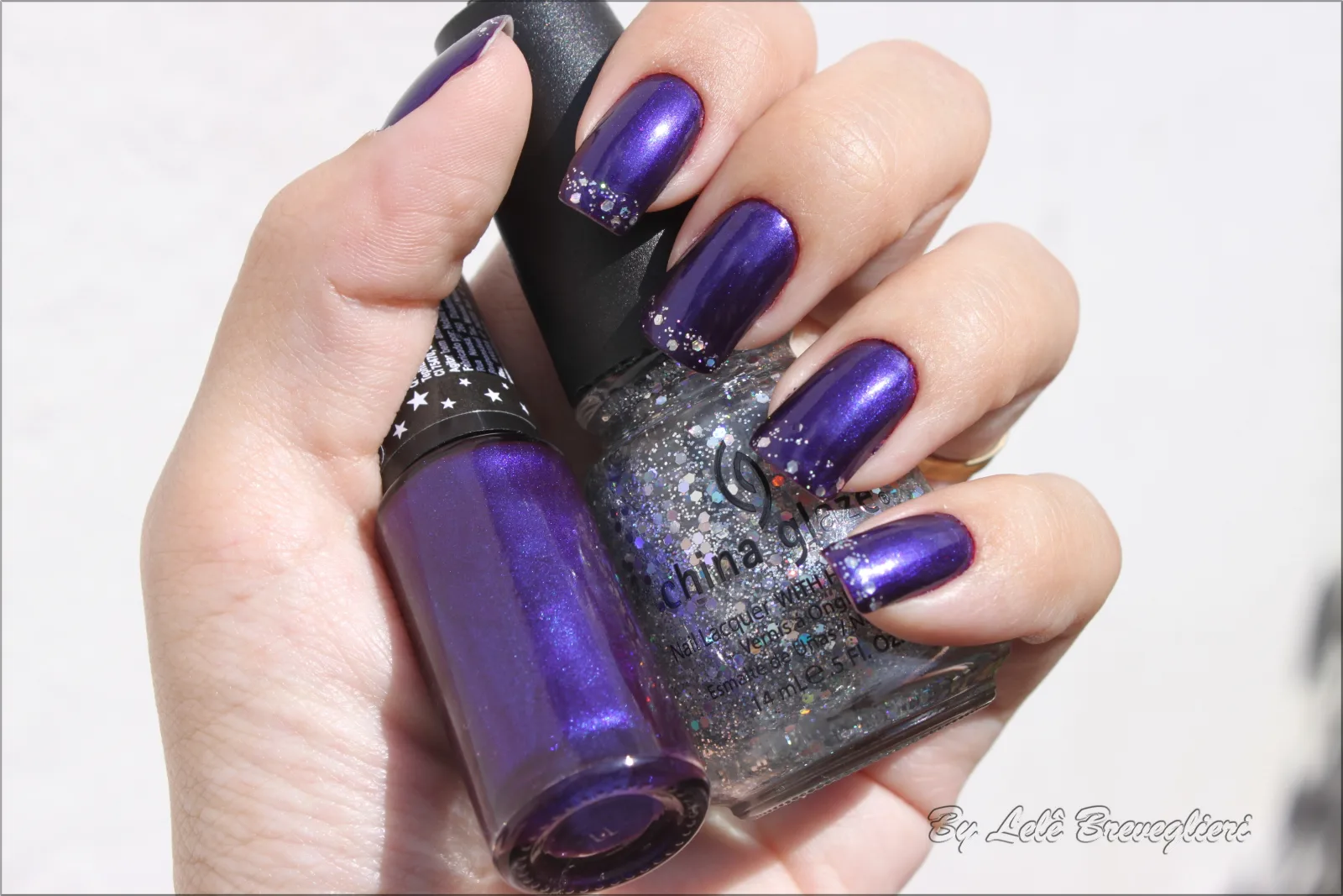 Meninas, eu sei que estou um pouco sumida e não quero ninguém brigando comigo! rs... mas é que estou em semana de provas na faculdade e aí fica tenso...
Mas estou sempre dando uma olhadinha na galeria de vocês!
Sobre o esmaltes, usei um dos meus Hits favoritos, o 364. Ele é um pouquinho mais roxo que na foto (foi um pouquinho difícil de fotografar) e dependo do ângulo e iluminação ele fica mais roxo ou mais azul...
Fiz essa "francesinha" com o meu lindo do Techno ♥ e passei uma camada de Seche Vite ♥ (é muito amor!)
Eu simplesmente adorei essa combinação e quando você anda por aí com todo mundo falando como está lindo ou perguntando que esmalte é você tem certeza que está bonito! Sério, essa é uma das unha que mais chamaram a atenção que eu já usei! Fui cortar o cabelo e a manicure do salão (que sabe do vício) pediu para olhar as minhas unhas e a moça que estava lá pintando a unha perguntou se ela não tinha esses esmaltes! E não vou negar, eu gosto quando faço um sucesso... ué, vocês não???!
Então é isso, já falei demais...
Beijinhos!