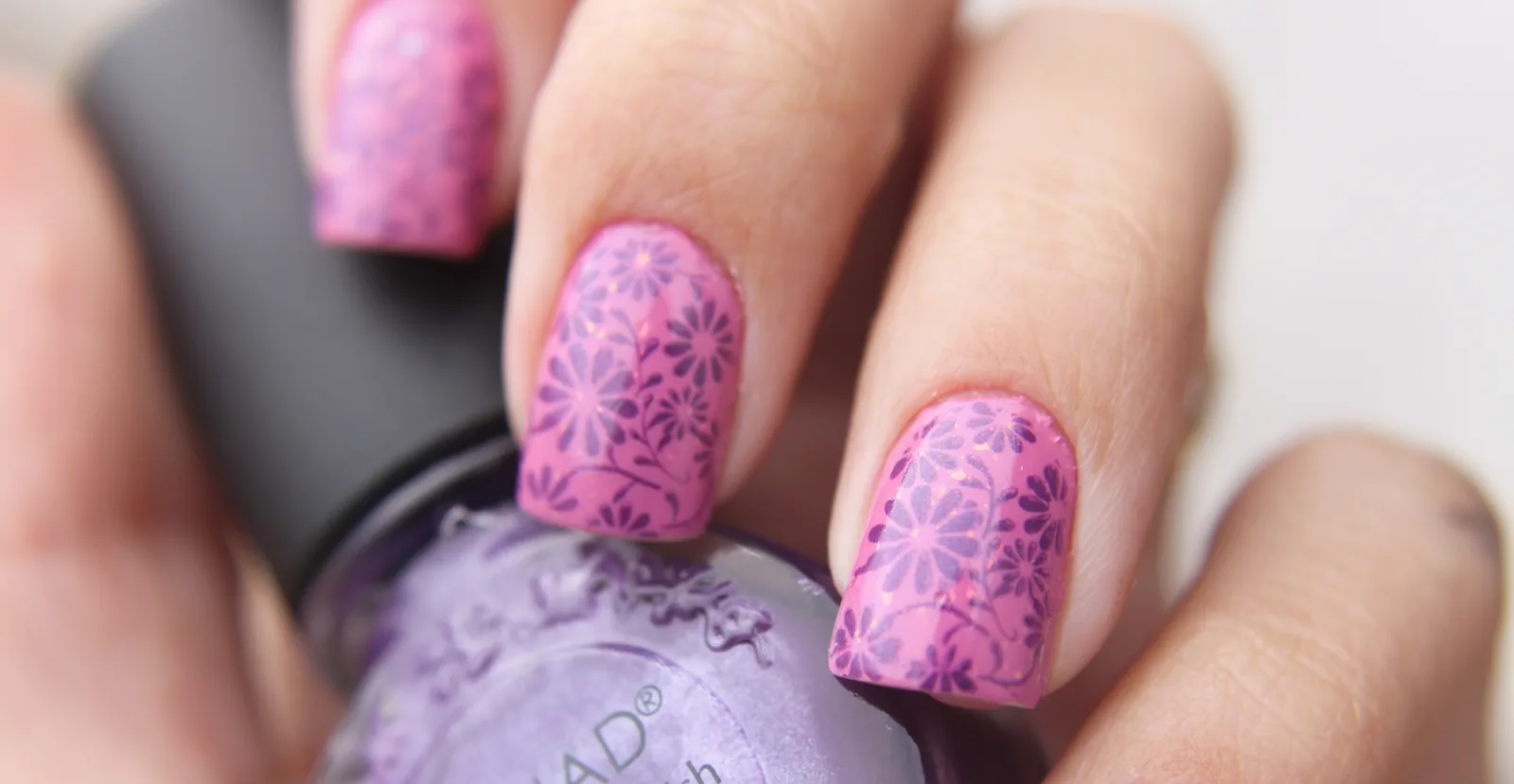 Essa sou eu roubando no Desafio! hehe
Nail Art delicada pra mim é flor! Então ter essas duas opções tão seguidas assim me OBRIGOU a roubar... não quero unha de flor duas vezes seguidas! hehehe

Essa estampa lindinha é da BM!