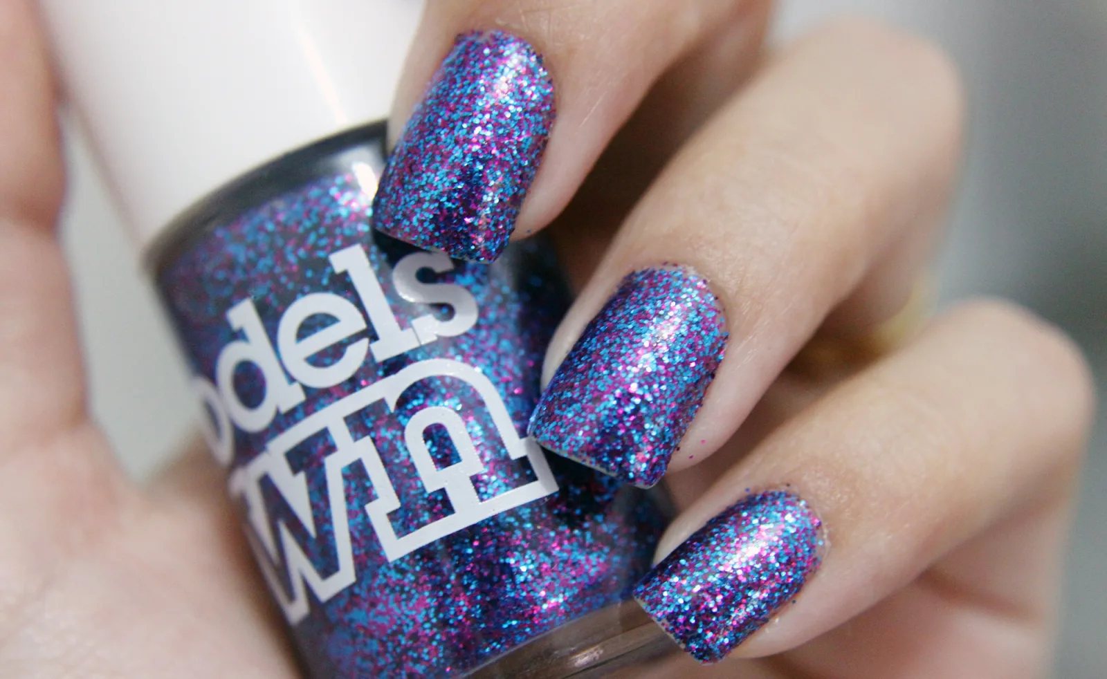 Dando continuidade ao desafio... o da vez era Glitter!
Models Own - Disco Mix
Esse foi fácil de escolher, estava doidinha pra usá-lo! hehe
Ele não é um glitter forte (do tipo Hits) então precisou de muitas camadas generosas pra ficar igual ao vidrinho.
Glitter é daquele jeito: difícil de limpar e de tirar depois, mas quando é lindo assim vale a pena!
Eu até gosto da "textura" que o glitter deixa, mas passei Seche Vite porque estava de saída e precisava que secasse rápido!
Preciso de mais Models Own, esse é meu único! mimimi
@_Leleuzis