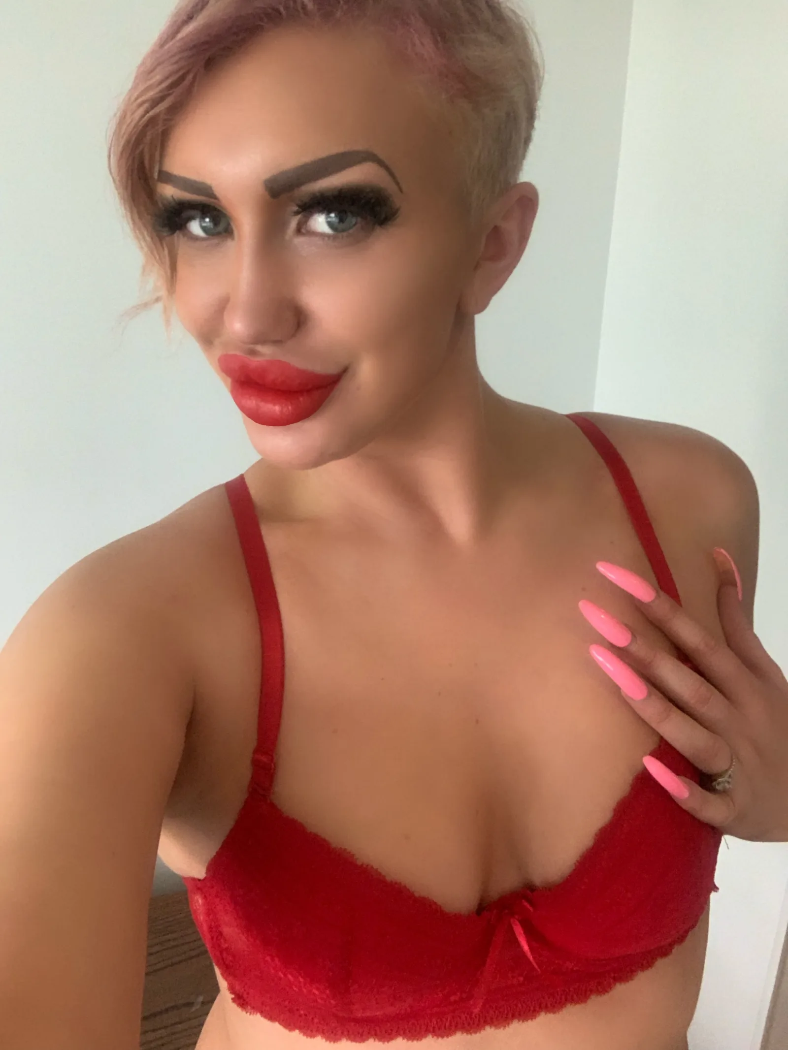 Skylar’s photo with her new hair style with a mix of blonde and pink