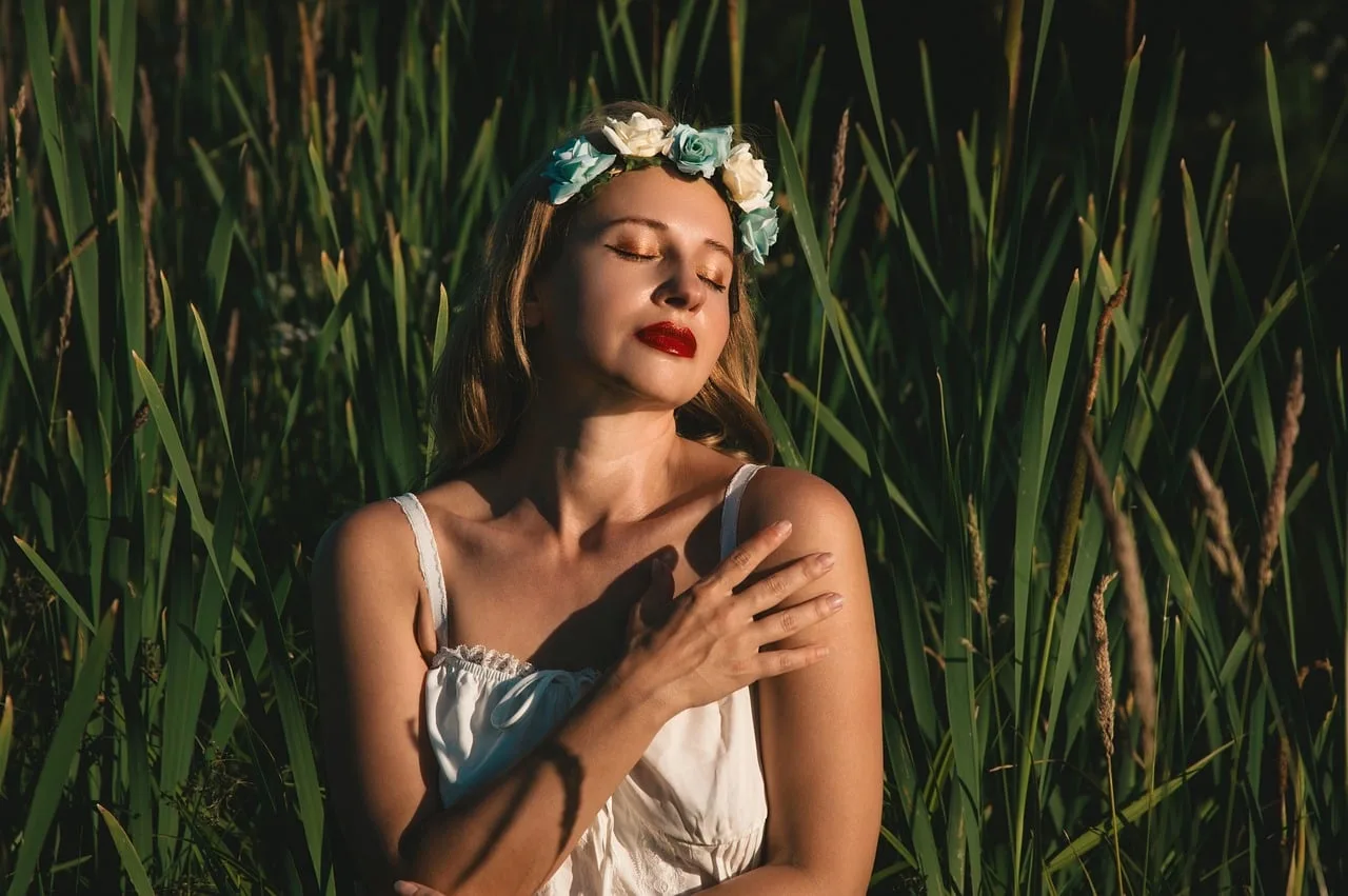 kobieta, moda, natura, wieniec, kwiaty, wieś, portret, tradycja, romans, noc świętojańska, festiwal, lato, słoneczne światło, pokój, tapeta kwiatowa, estetyka, krajobraz, piękne kwiaty, kwiat tło, piękno, uczucie, samotność, odbicie
