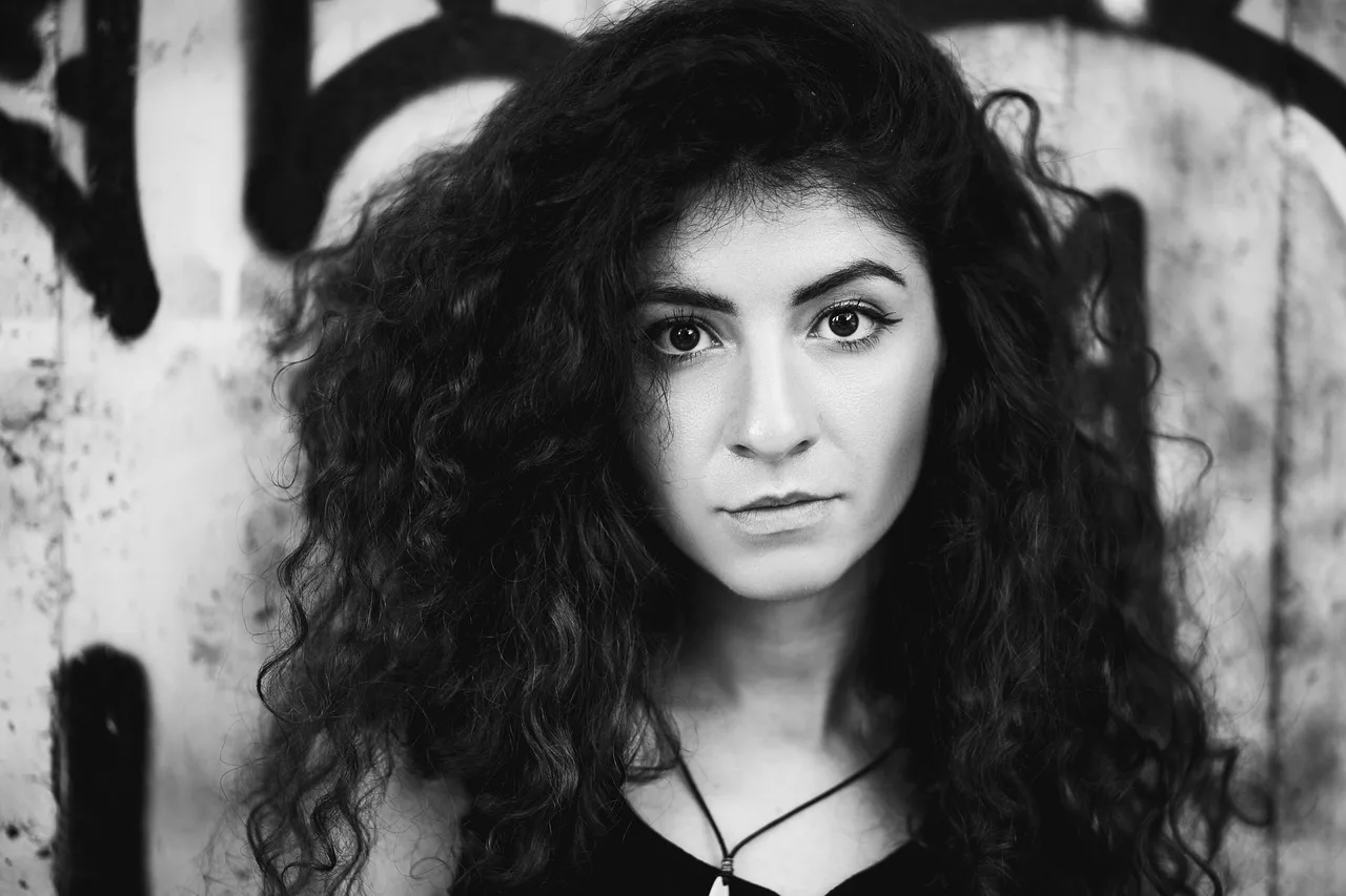 alone, attractive, beauty, glamour, model, posing, seductive, zmysłowy, smile, skin, sexy, glamor, freedom, female, fashion, girl, pretty, woman, fashion model, fit, figure, lady, 20s, curly, hair