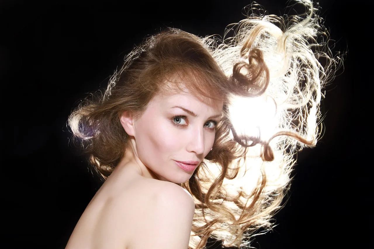 model, długo, atrakcyjny, brunetka, osoba, portret, twarz, młody, kobieta, piękno, płeć żeńska, makijaż, płynący, owłosienie, włosy, płynie, ruch, pielęgnacja włosów, czarny model, czarny makijaż, czarne włosy, czarny pielęgnacja