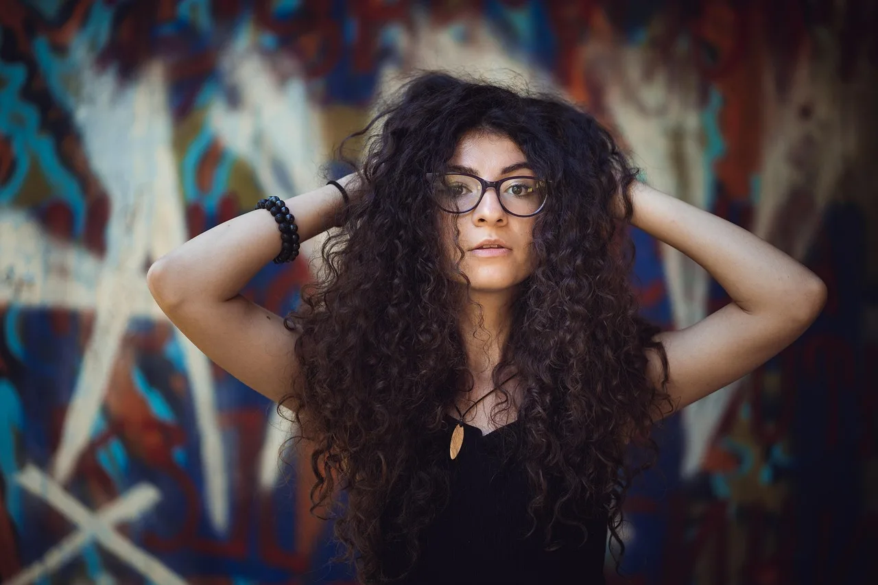 alone, attractive, beauty, glamour, model, posing, seductive, zmysłowy, smile, skin, sexy, glamor, freedom, female, fashion, girl, pretty, woman, fashion model, fit, figure, lady, 20s, curly, hair
