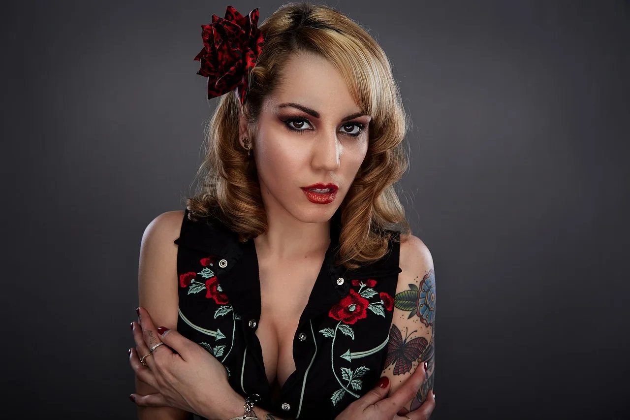 kobieta, portret, moda, zabytkowe, klasyczny, retro, fryzura, makijaż, kosmetyki, tatuaż, wytatuowana kobieta, blondynka, twarz, model, modelowanie, poza, pozowanie, studio fotografii, kobieta, kobieta, kobieta, kobieta, kobieta, portret, retro, retro, tatuaż, tatuaż