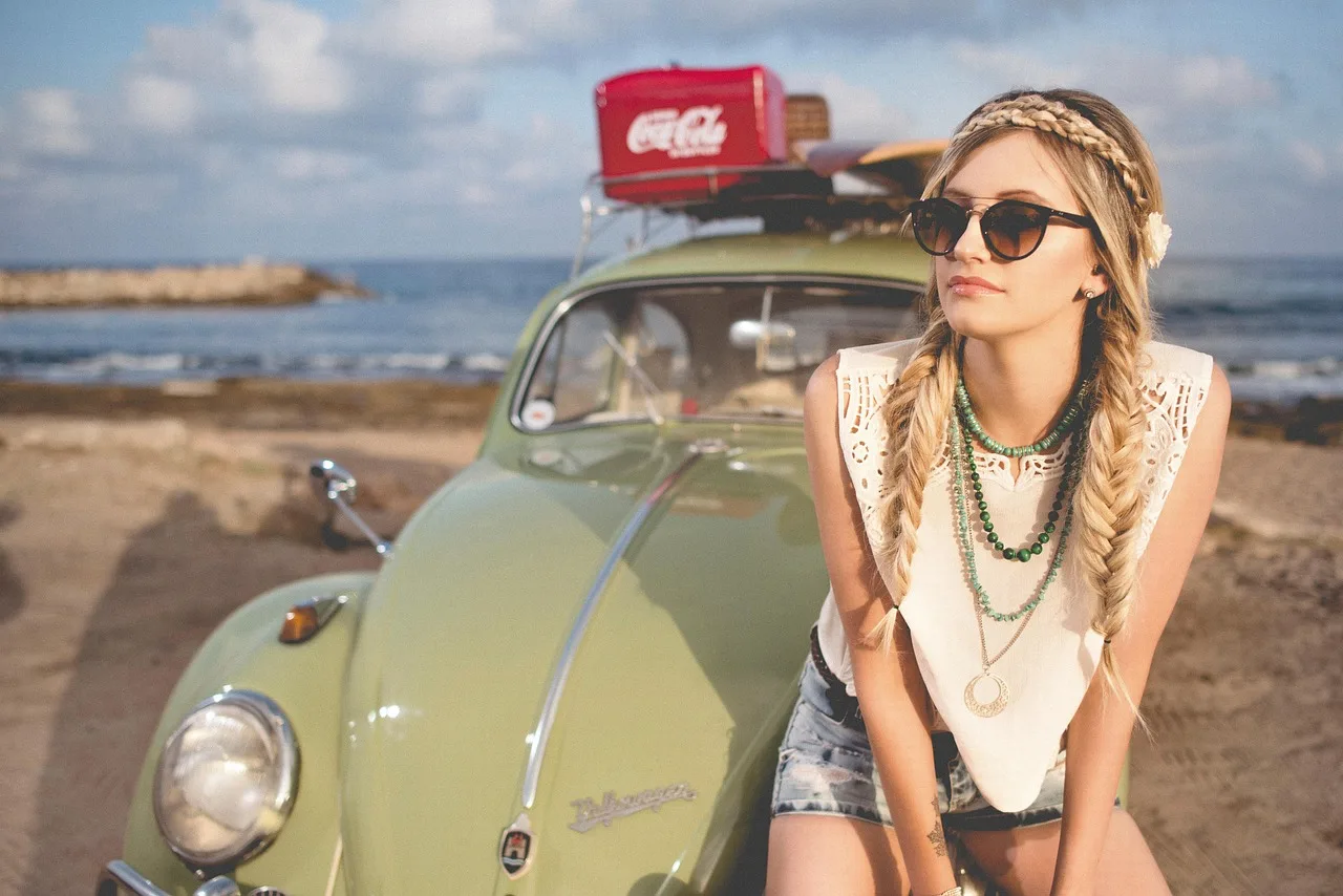 kobieta, moda, model, hipis, pleciony włosy, fryzura, blondynka, blond kobieta, młoda kobieta, styl, odcienie, okulary słoneczne, plaża, chrząszcz, klasyczny samochód, dziewczynka, ocean, na dworze, natura, osoba, piasek, morze, pobrzeże, lato, volkswagen