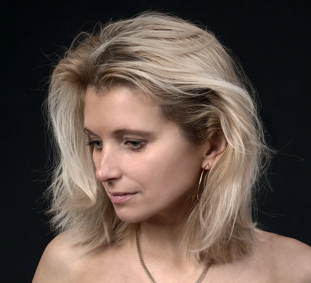 kobieta, uroda, portret, dziewczyna, wiek, twarz, portret kobiety, piękno, pani, piękna kobieta, spojrzenie, pielęgnacja skóry, kosmetyka, włosy, dojrzała, blondynka