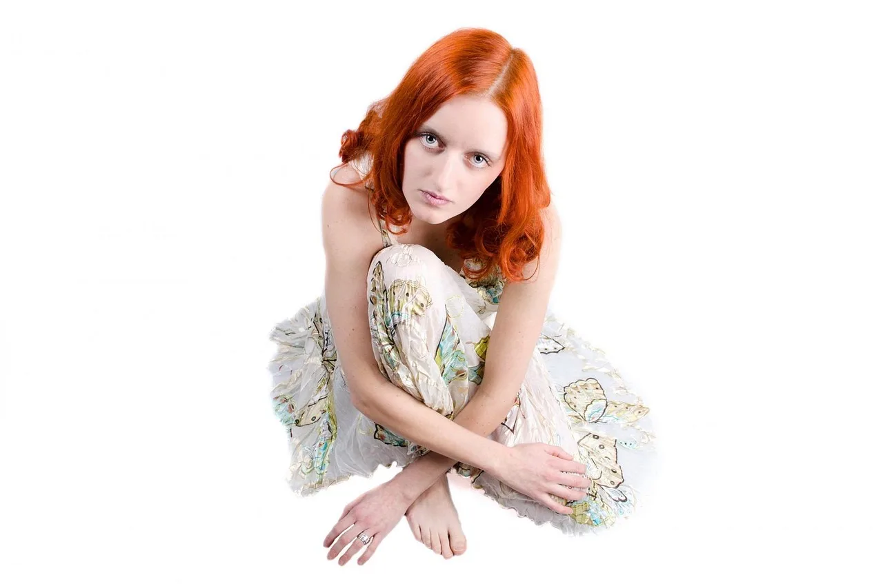 włosy, stylizacja, styl, ludzie, model, portret, twarz, czerwony, moda, dziewczynka, kolorowanie, odosobniony, kędzierzawy, kobieta, proste, osoba, makijaż, piękno, kobiecość, skóra, czysty, zmysłowość, fryzura