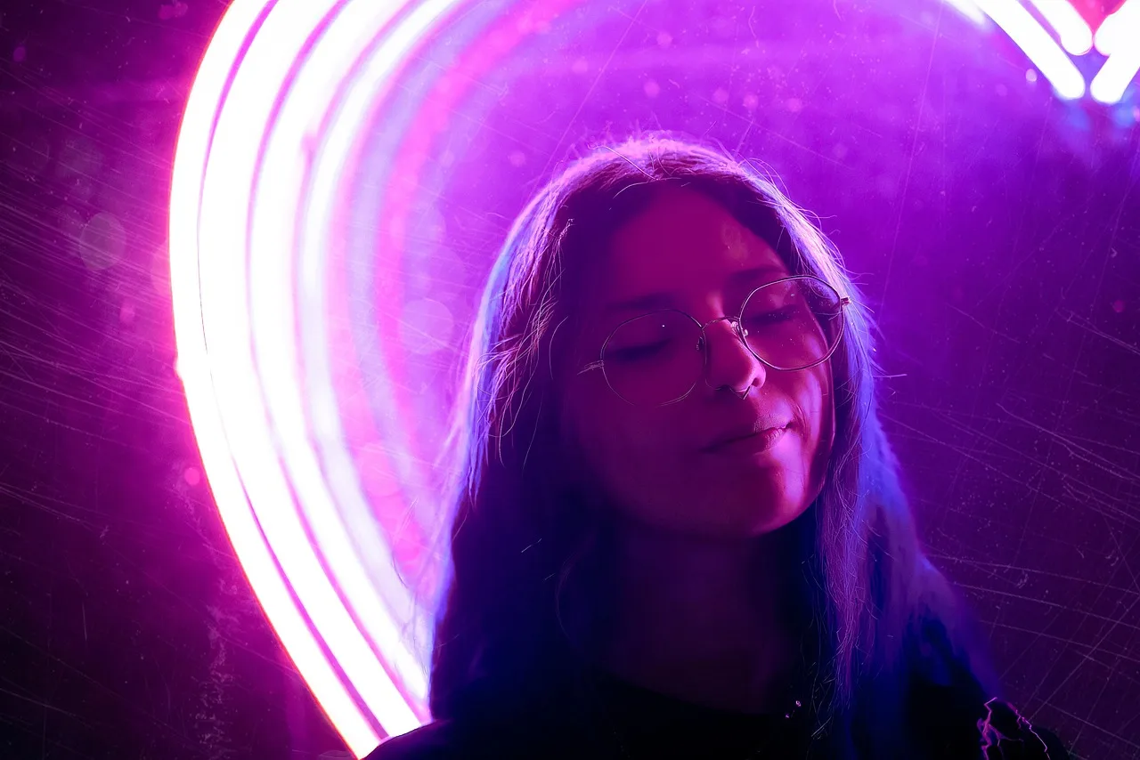 kobieta, model, okulary, młodzież, kolorowy, lekki, serce, portret, purpurowy, neon light, różowy