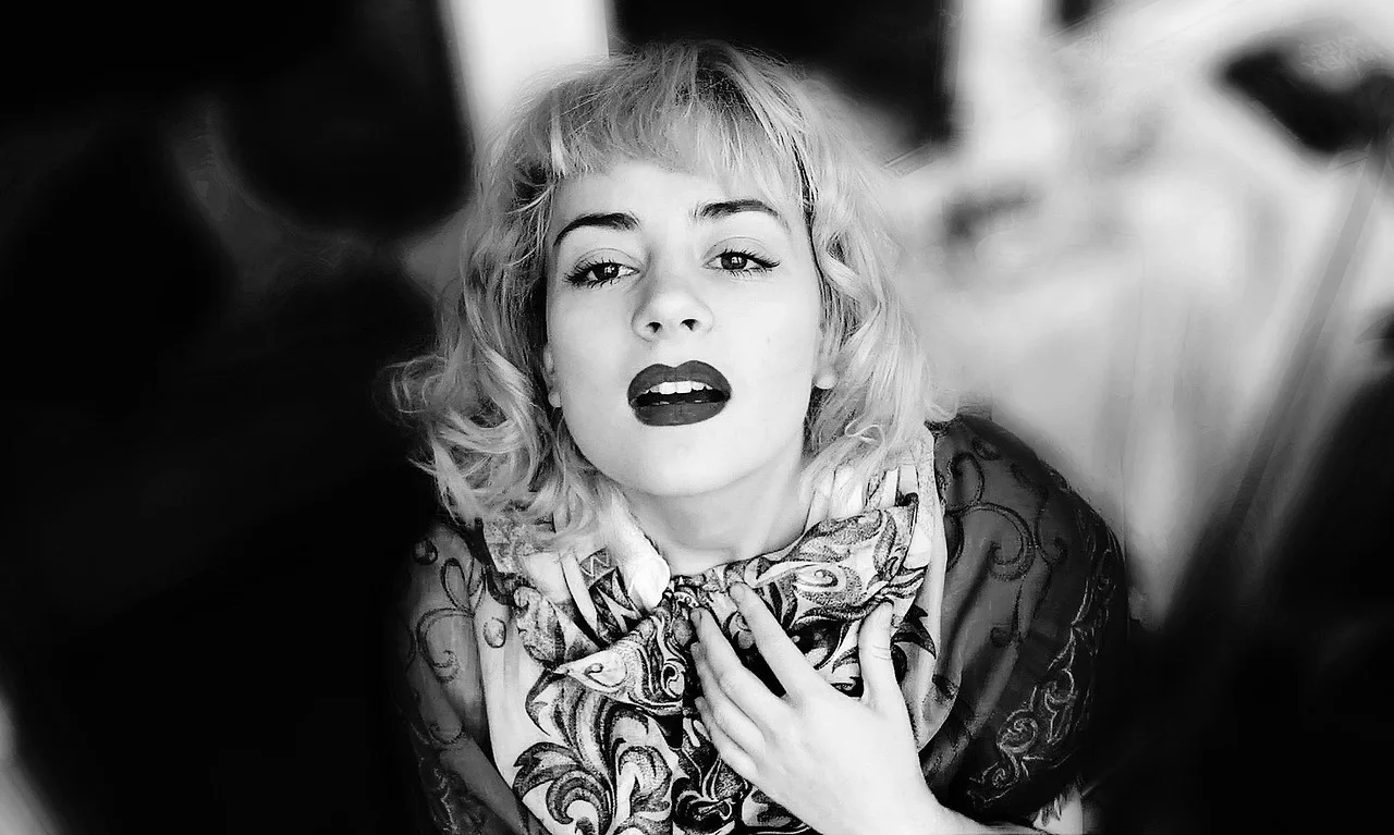 30 stylizacji z miodowym blondem, które rozświetlą twarz w 2026