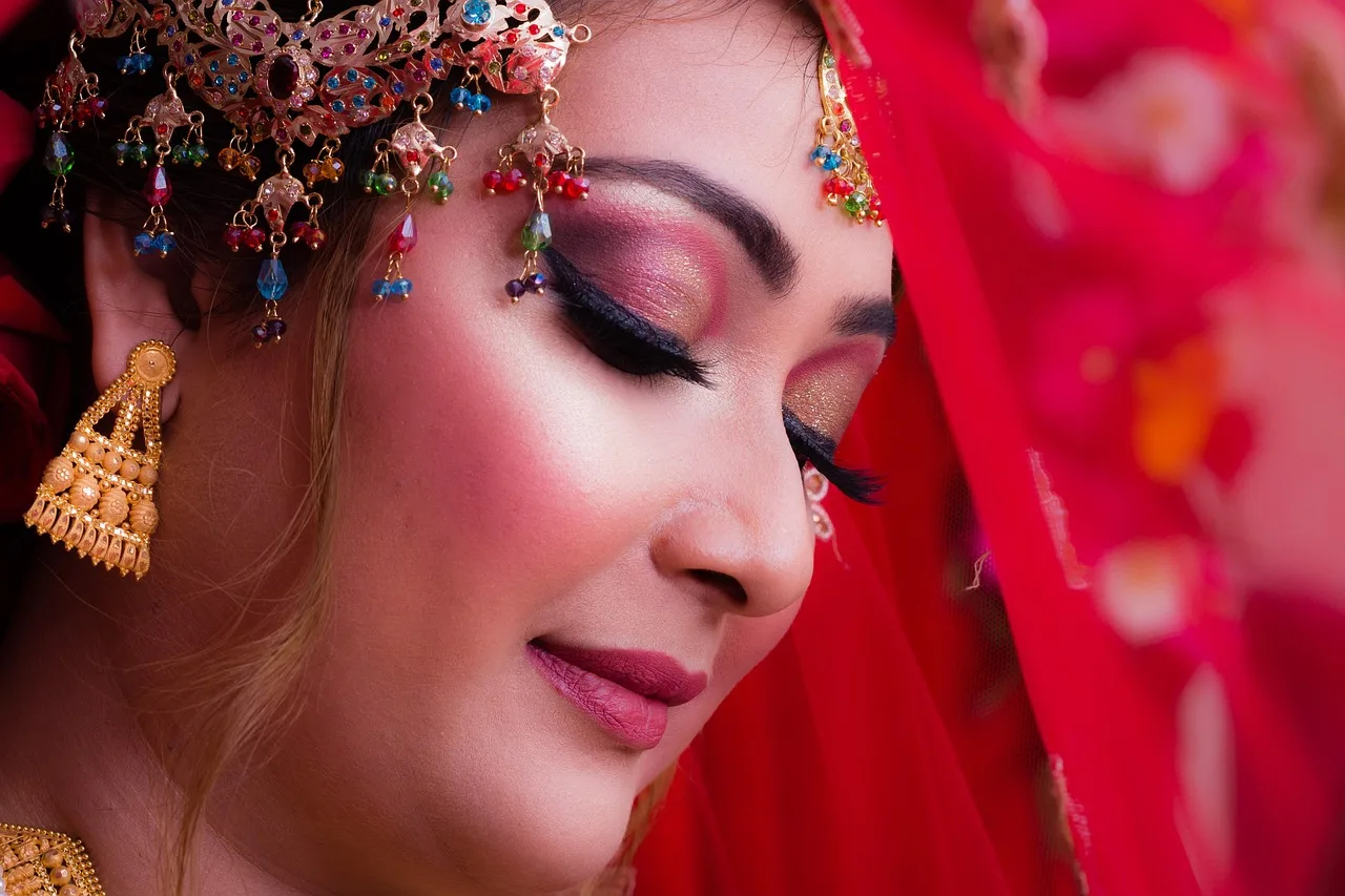 portret, dramatyczny, kobieta, płeć żeńska, panna młoda, model, twarz, makijaż, fantazja, młody, dziewczynka, biżuteria, złoto, ślubny, makijaż ślubny, kobiety, szczęśliwy, oko, miłość, małżeństwo, dramat, oczy, emocje, tekstura, uroczy