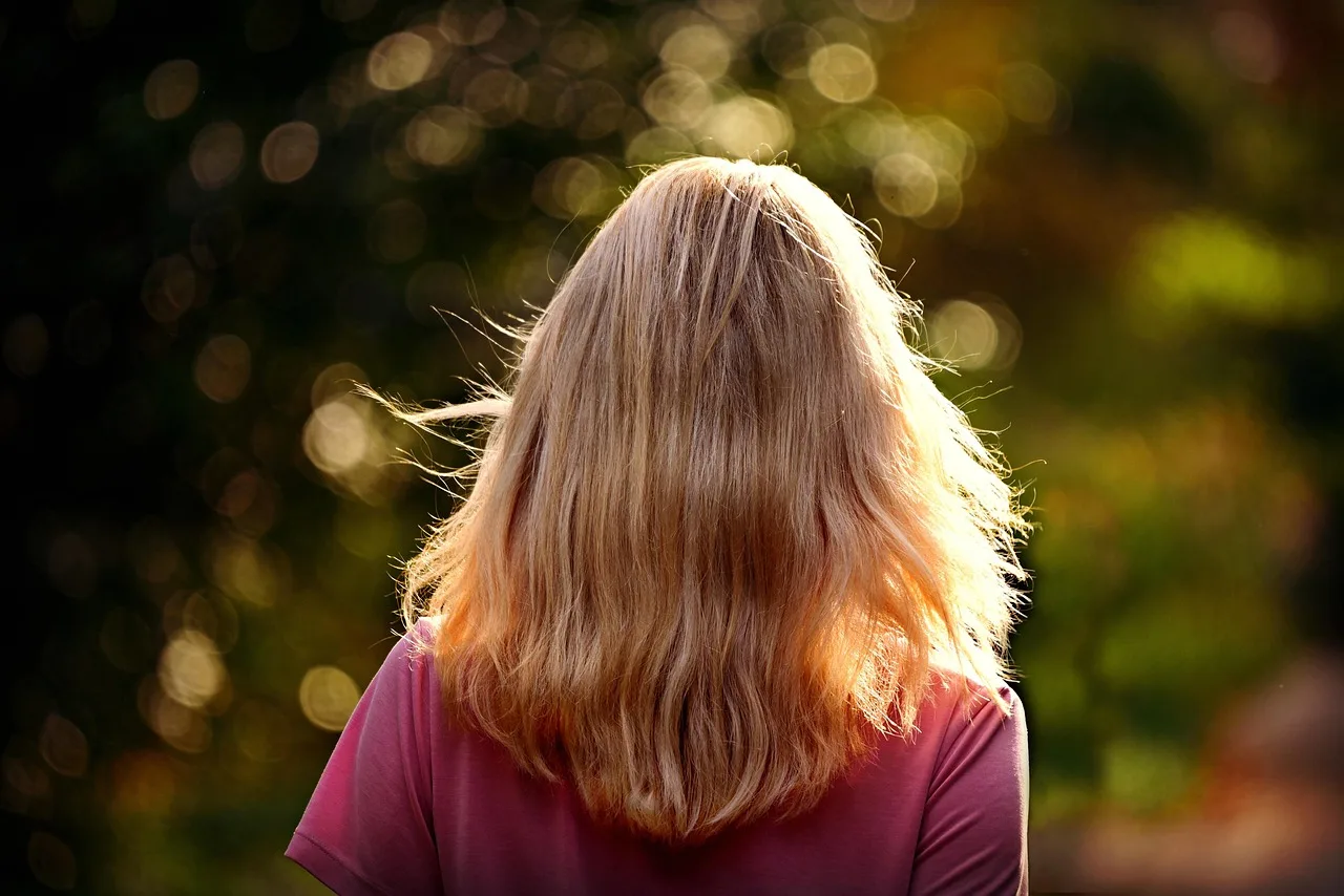 5 Najgorętszych Stylizacji Włosów Blond z Pasemkami w Tym Sezonie