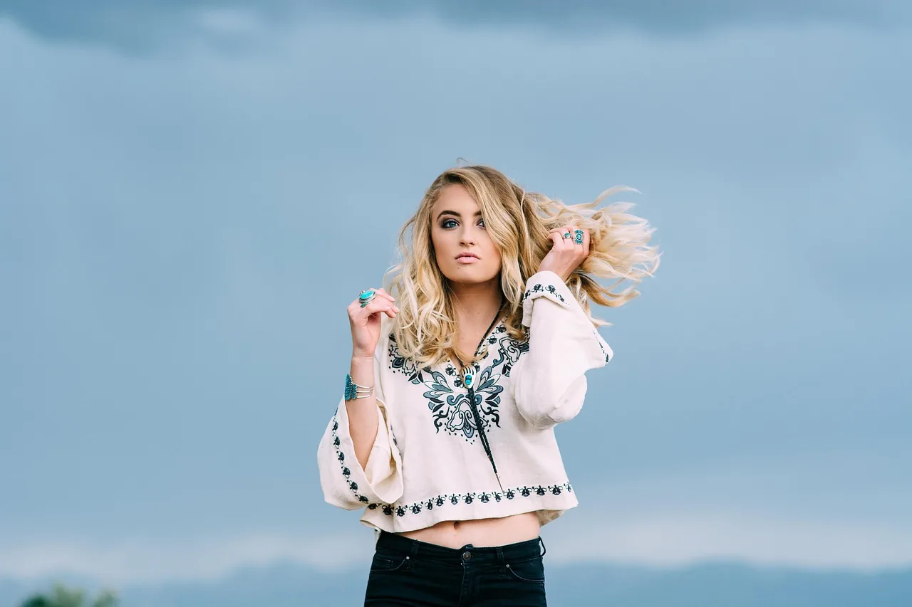 blondynka, kobieta, model, moda, styl, fryzura, kręcone włosy, blond kobieta, młoda kobieta, stylowa kobieta, płeć żeńska, modelowanie, poza, pozowanie, blondynka, blondynka, blondynka, blondynka, blondynka, moda, fryzura, fryzura, kręcone włosy