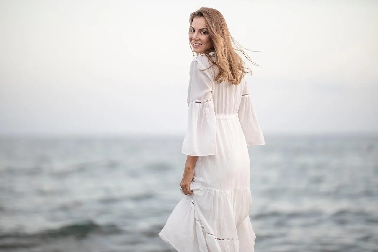 kobieta, model, portret, płeć żeńska, blondynka, kaukaski, kaukaski kobieta, blond kobieta, model kaukaski, blond modelka, modelka, kaukaska kobieta, biała sukienka, moda, styl, strój, sukienka, uśmiech, uśmiechnięty, szczęśliwy, modelowanie, poza, pozowanie, modelka, sukienka, sukienka, sukienka, sukienka, sukienka