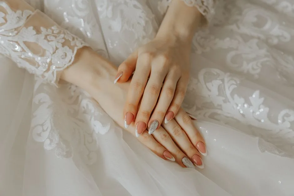 7 Idealnych French Manicure na Ślub - Poradnik Doboru Bieli