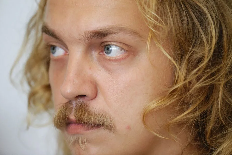 Blond Loczki Męskie: Kompletny Poradnik Stylizacji i Pielęgnacji