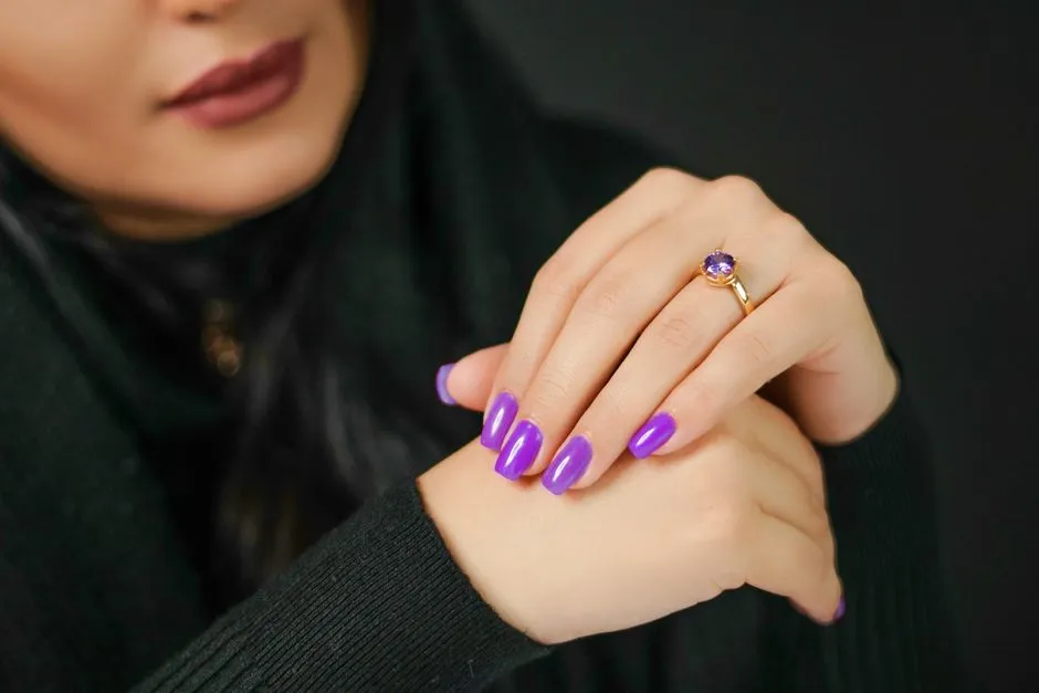 Paznokcie ze Złotym Akcentem: 20 Eleganckich Inspiracji na Modny Manicure