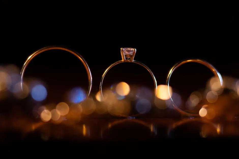 Minimalistyczna biżuteria, która doda elegancji każdej stylizacji - 5 must have na sezon