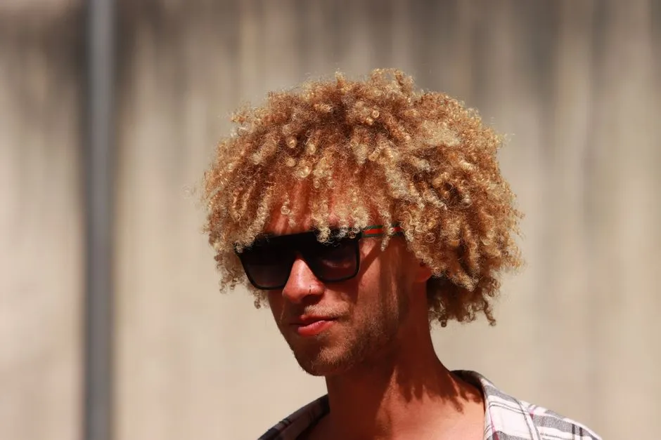 Blond Loczki Męskie: Kompletny Poradnik Stylizacji i Pielęgnacji