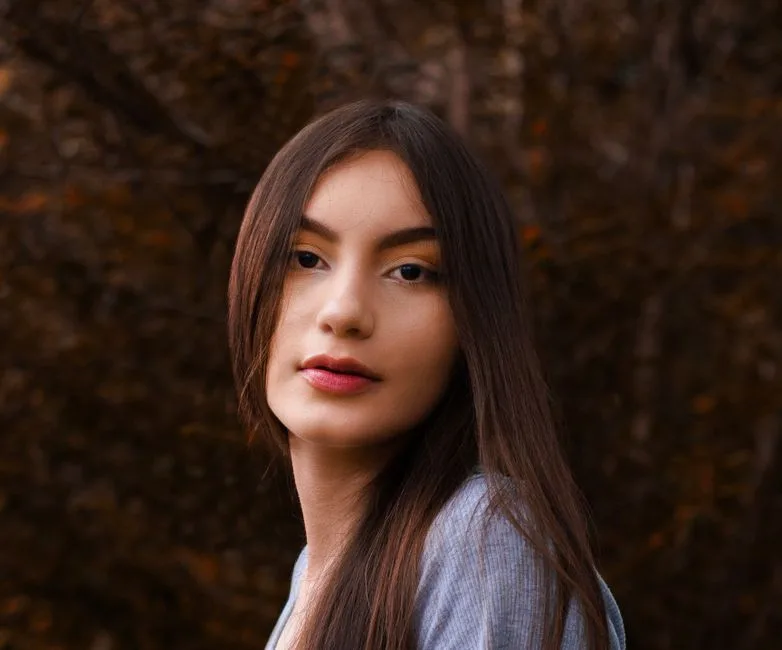 Szatynka a Ciemny Blond - Który Kolor Włosów Wybrać? Praktyczny Poradnik