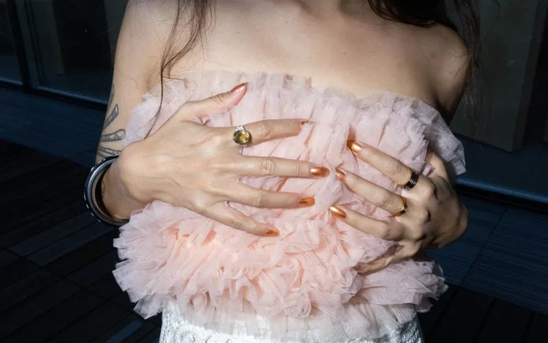 Paznokcie z efektem lustra - jak zrobić metaliczny manicure bez folii transferowej?