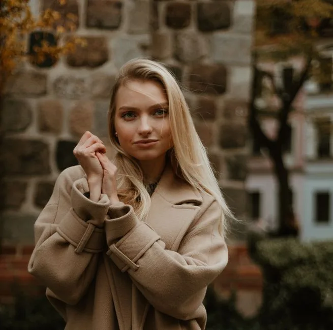 Beżowy Karmelowy Blond: Kompletny Przewodnik po Tym Modnym Kolorze Włosów