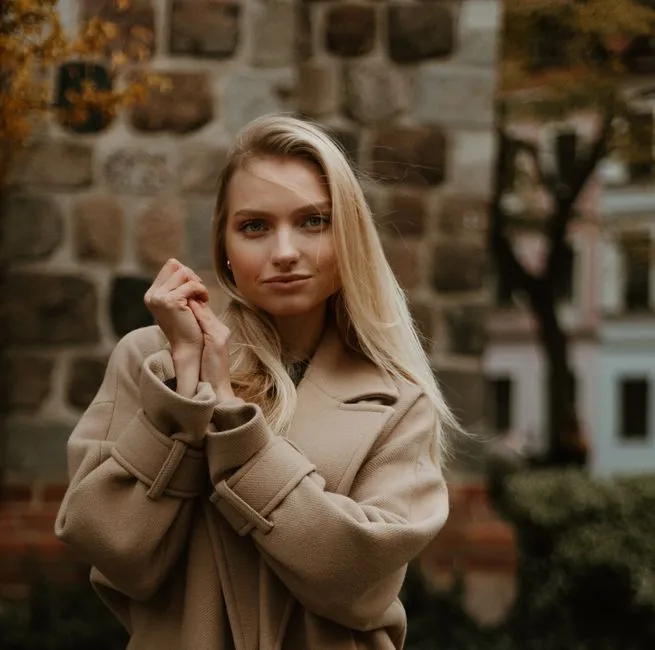 Beżowy Karmelowy Blond: Kompletny Przewodnik po Tym Modnym Kolorze Włosów