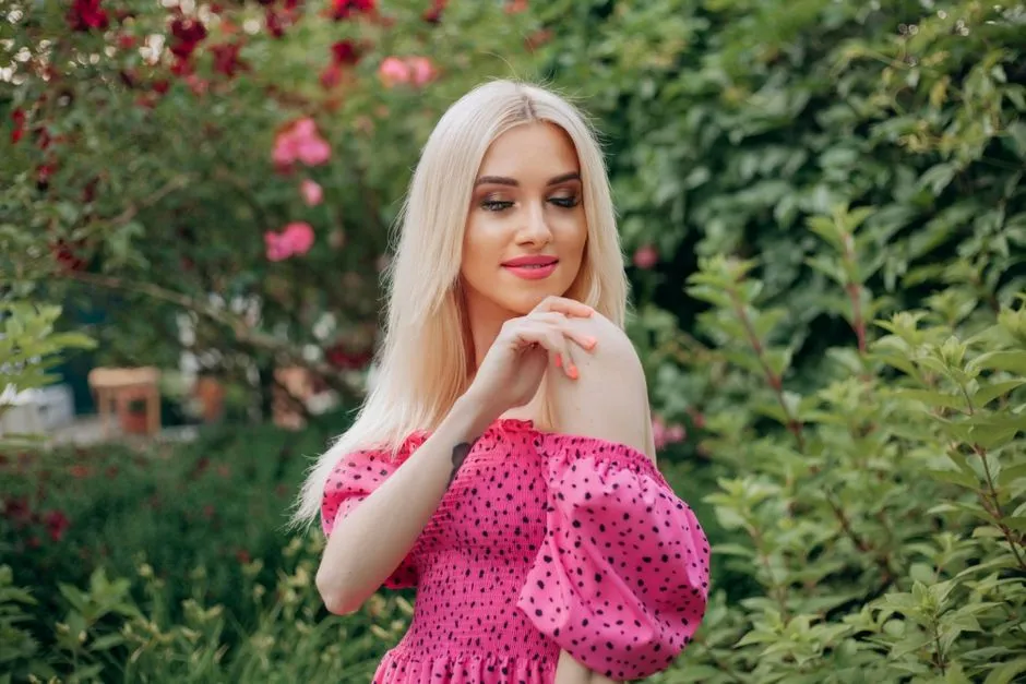 Ciemny Platynowy Blond: Komu Pasuje i Jak Uzyskać Ten Modny Kolor?