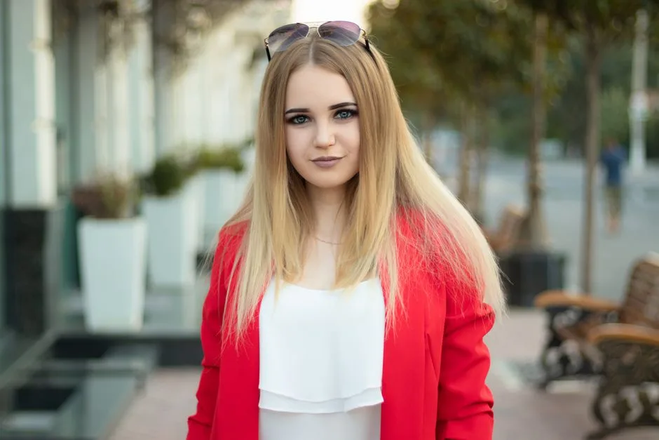 Pasemka Zimny Blond: Kompletny Przewodnik po Modnej Koloryzacji i Pielęgnacji