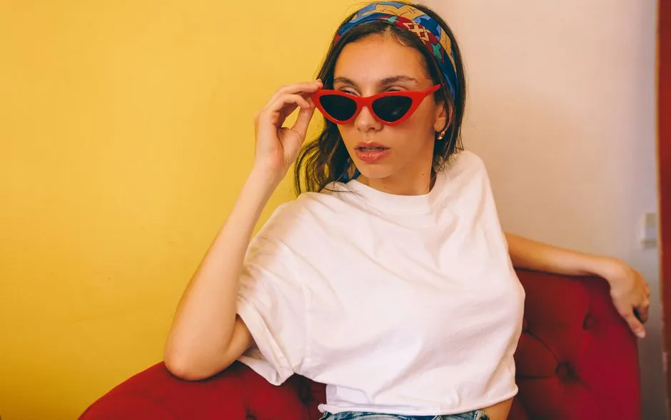 10 Stylizacji z Opaską na Włosy - Modne Inspiracje na Każdą Okazję