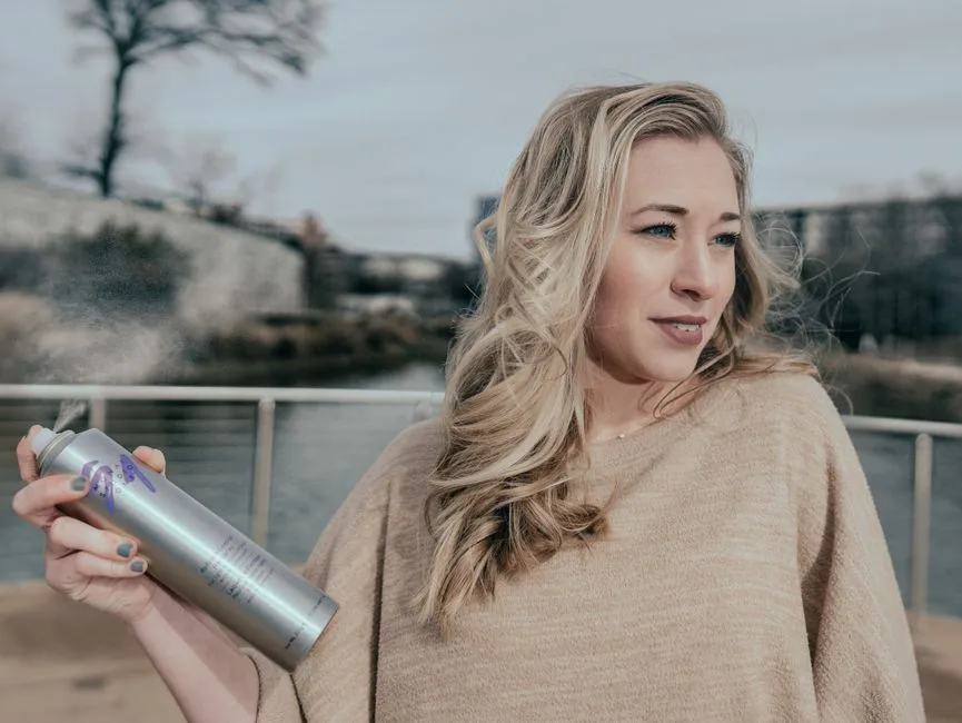 Spray do włosów blond - 5 najlepszych produktów dla idealnego odcienia