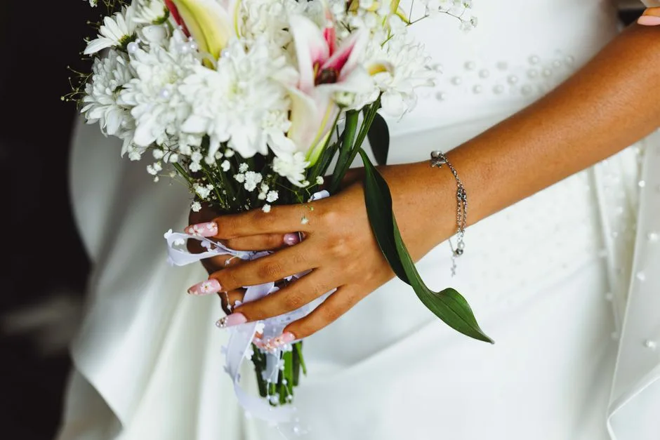 Perłowe Paznokcie: 5 Trendów i Porad na Idealny Manicure