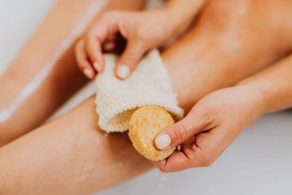 Testuję 3 peelingi do ciała z Biedronki. Jeden zostawił skórę jak po wizycie u kosmetyczki