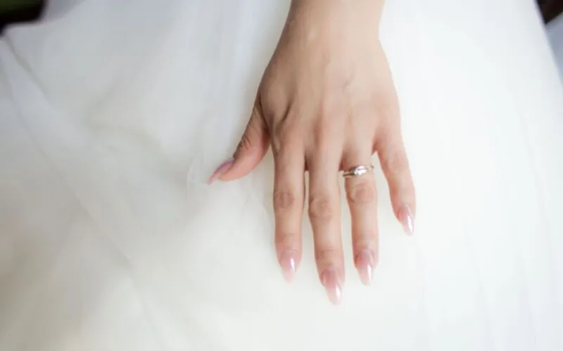 Jak stylizować paznokcie na wesele gościa? 10 eleganckich propozycji na każdą długość