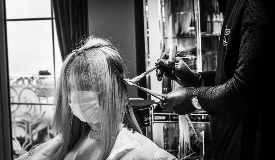 Jak pofarbować włosy na blond? Kompletny poradnik krok po kroku