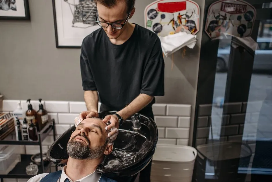Masz suchą skórę głowy? Te 5 składników w szamponie zrobi różnicę w 2 tygodnie