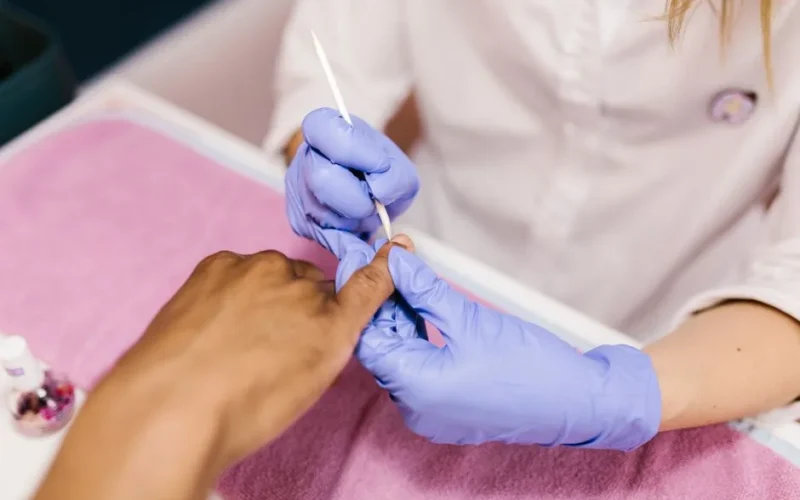 Pielęgnacja skórek przed i po manicure - błędy, które niszczą paznokcie i jak ich uniknąć