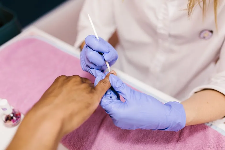 Pielęgnacja skórek przed i po manicure - błędy, które niszczą paznokcie
