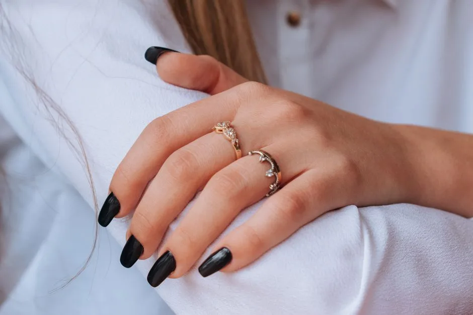 Czarne Paznokcie 2026: 50 Najmodniejszych Inspiracji na Elegancki Manicure