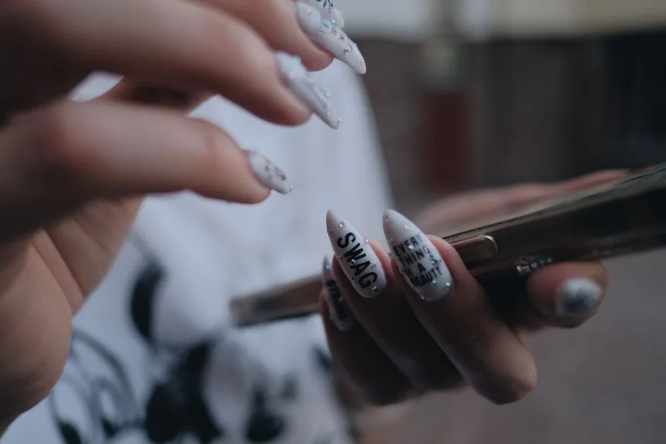 7 Olśniewających Manicure z Cyrkoniami na Każdą Okazję 2026