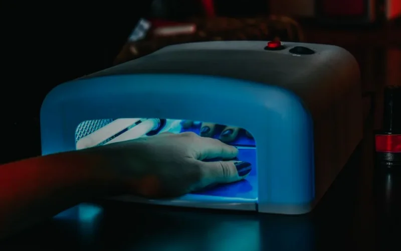 Manicure hybrydowy krok po kroku - jak zrobić go w domu, by trzymał 3 tygodnie?