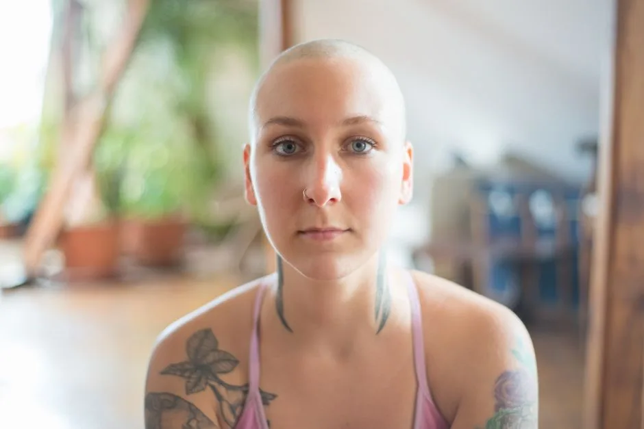 Buzz Cut Blond Włosy: Kompletny Przewodnik po Trendach i Pielęgnacji