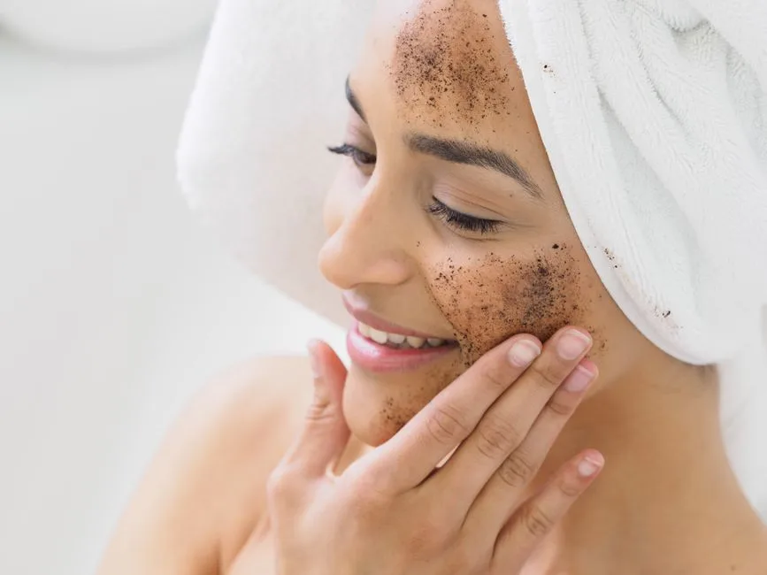 Domowy peeling kawowy do ciała - 3 przepisy, które rozświetlą i ujędrnią skórę