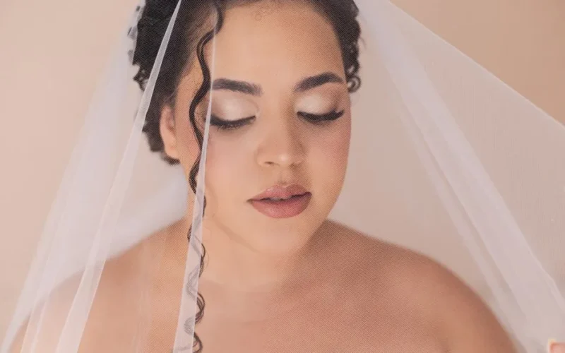 Beautiful portrait of a bride with a veil, showcasing elegance and serenity.