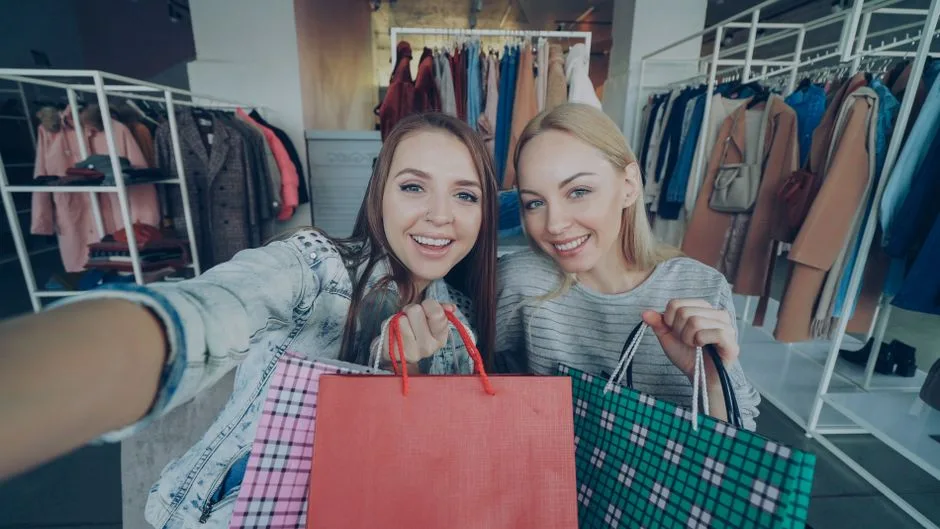 Najlepsze okazje w outletach online - jak znaleźć markowe ubrania w 70% taniej
