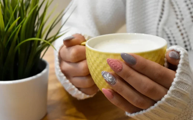 paznokcie, paznokcie hybrydowe, manicure, lakier, hybrydowy, hybrydy, paznokieć, nails, hybryda, dłoń, ręka, malowanie, pomalowane, lakierować, dłonie, kawa, filiżanka kawy, filiżanka, świąteczne