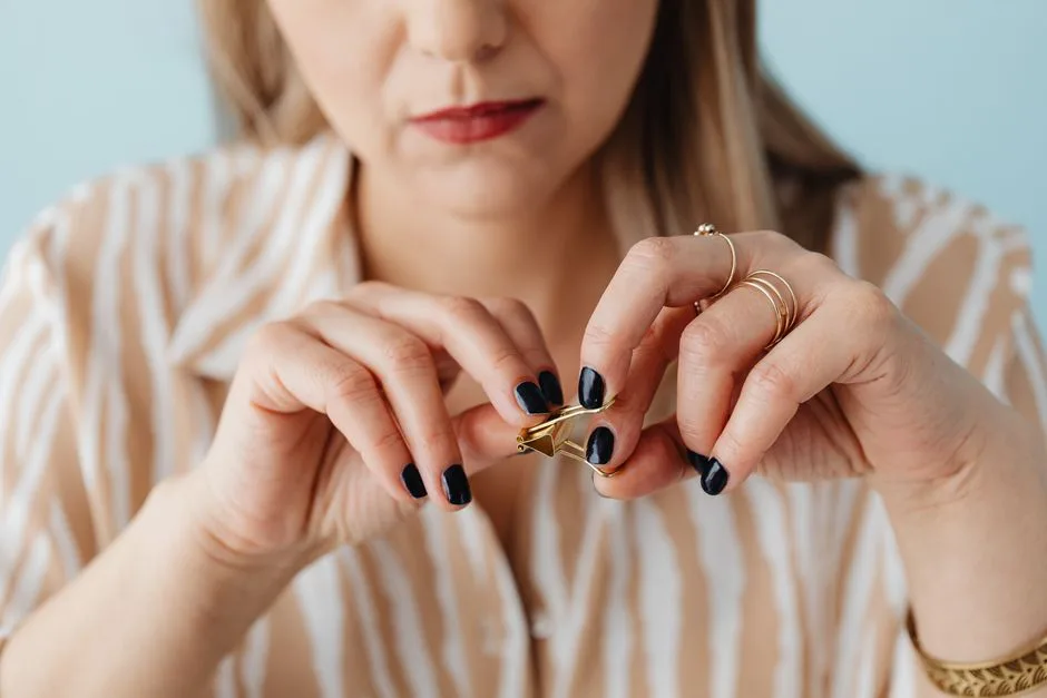 Paznokcie Czarno Złote: 25 Eleganckich Inspiracji na Każdą Okazję