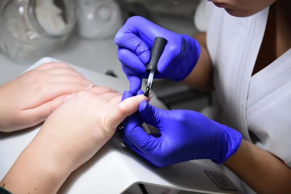 Manicure hybrydowy krok po kroku - 6 trików na idealną trwałość bez odprysków