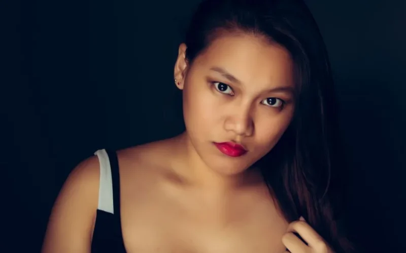 Stunning portrait of a woman with bold red lips, showcasing elegance and glamour.