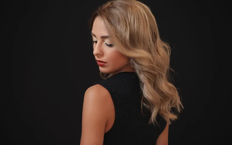 model, salon fryzjerski, sexy, włosy, uroda, dziewczyna, portret, kobieta, płeć żeńska, szablon, moda, ludzie, podstęp, kobiecość, ładny, twarz, blond, poszukiwanie, młody, osoba, bella, styl, fryzura